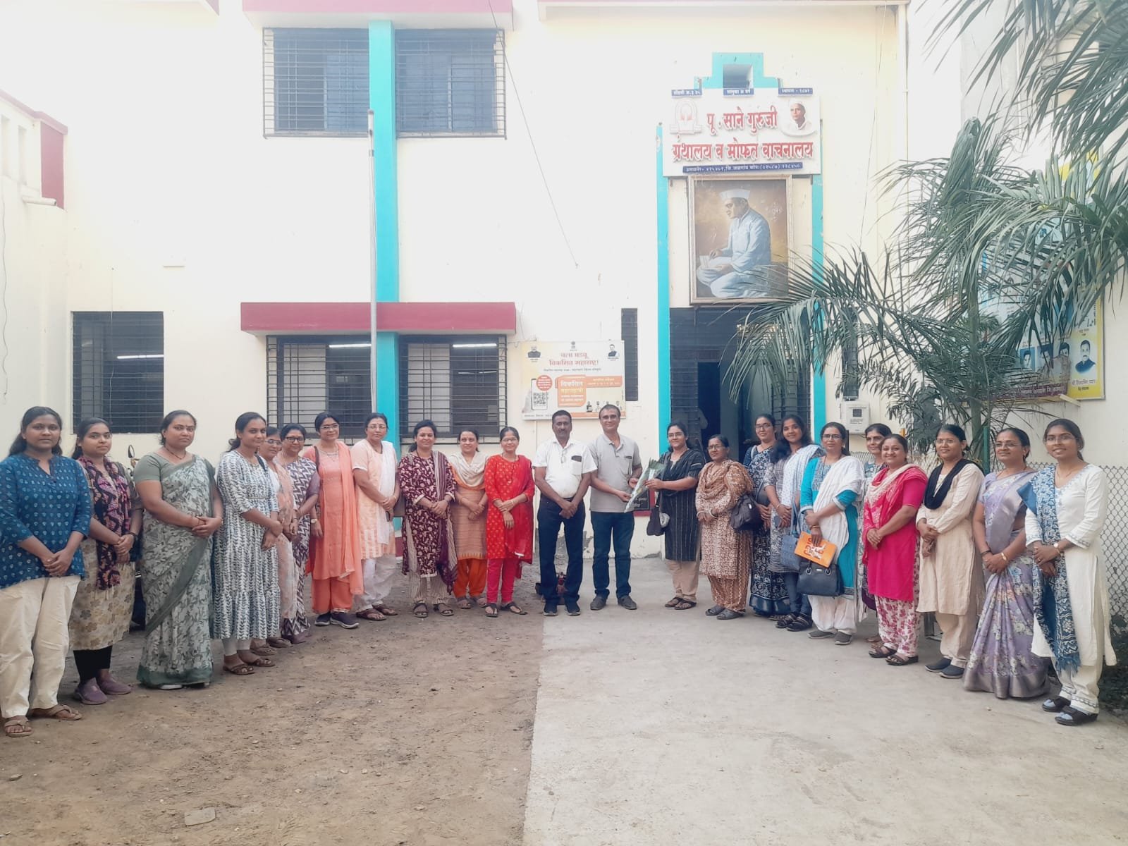 आंतरराष्ट्रीय महिला दिनानिमित्त अमळनेरमध्ये महिला शिक्षिकांचा गौरव,  पूज्य साने गुरुजी ग्रंथालयाच्या मोफत टीईटी मार्गदर्शन वर्गातील शिक्षिकांचा सन्मान; डॉ. अतुल सूर्यवंशी यांच्या हस्ते सत्कार