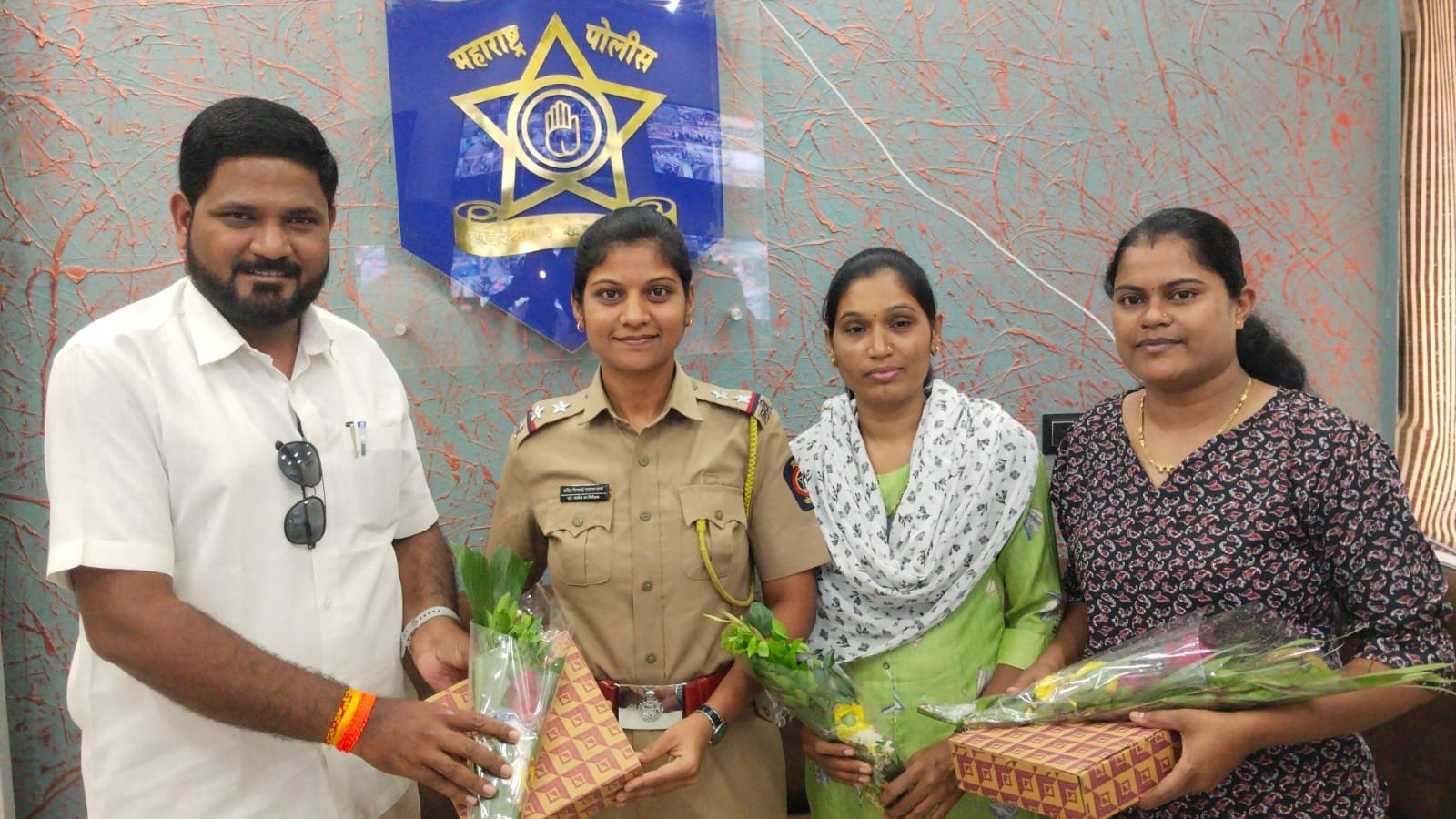 महिला दिनानिमित्त सामर्थ्य प्रतिष्ठानकडून कर्तृत्ववान महिला कर्मचाऱ्यांचा सन्मान , पोलीस व आरोग्य क्षेत्रातील कार्यकर्त्या महिलांना गौरव; अध्यक्ष अमोल माळी यांच्या हस्ते सत्कार