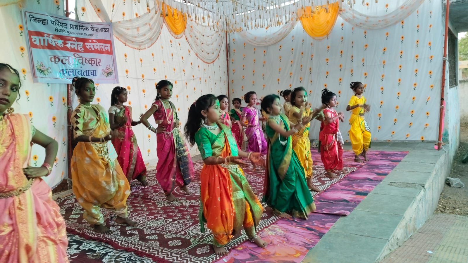 शेळावे बु. येथील जिल्हा परिषद शाळेत ‘रंगतरंग-2026’ वार्षिक स्नेहसंमेलन उत्साहात संपन्न  विद्यार्थ्यांच्या सांस्कृतिक कार्यक्रमांना ग्रामस्थांची उत्स्फूर्त दाद; रोख बक्षिसांनी गौरव
