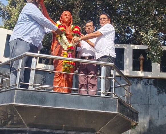 क्रांतीज्योती सावित्रीबाई फुले यांच्या स्मृतिदिनानिमित्त धुळ्यात अभिवादन  ,अखिल भारतीय माळी महासंघाच्या वतीने प्रतिमेला पुष्पहार अर्पण; सामाजिक कार्याचा संकल्प