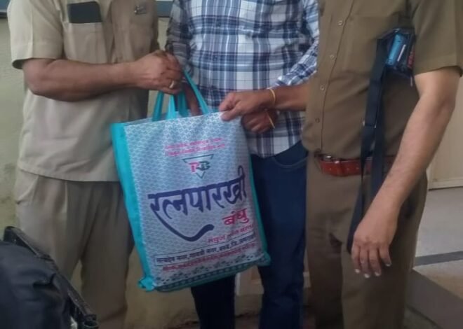 प्रामाणिकपणाचा आदर्श : एसटी कर्मचाऱ्यांनी प्रवाशाची हरवलेली बॅग सुरक्षित परत ,  अमळनेर–धुळे मार्गावरील बसमध्ये विसरलेली बॅग रोख रक्कम व महत्वाच्या कागदपत्रांसह मिळाली; चालक-वाहकांच्या तत्परतेचे सर्वत्र कौतुक