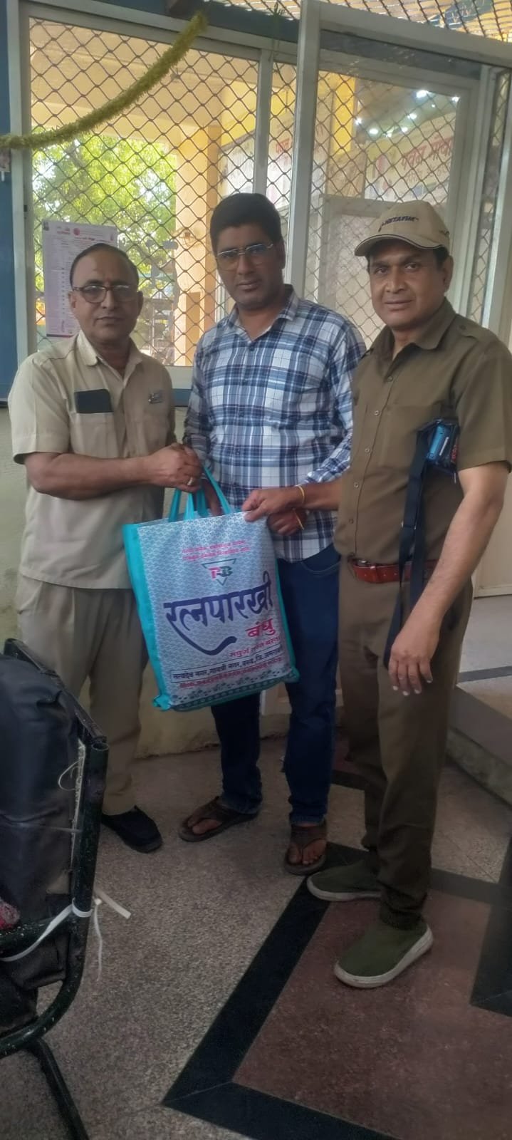 प्रामाणिकपणाचा आदर्श : एसटी कर्मचाऱ्यांनी प्रवाशाची हरवलेली बॅग सुरक्षित परत ,  अमळनेर–धुळे मार्गावरील बसमध्ये विसरलेली बॅग रोख रक्कम व महत्वाच्या कागदपत्रांसह मिळाली; चालक-वाहकांच्या तत्परतेचे सर्वत्र कौतुक