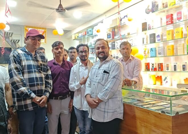पुज्य बालकनाथ महाराजांच्या हस्ते ‘श्रीनाथ मोबाईल’चा भव्य शुभारंभ; व्यापारी व नागरिकांची उत्स्फूर्त उपस्थिती