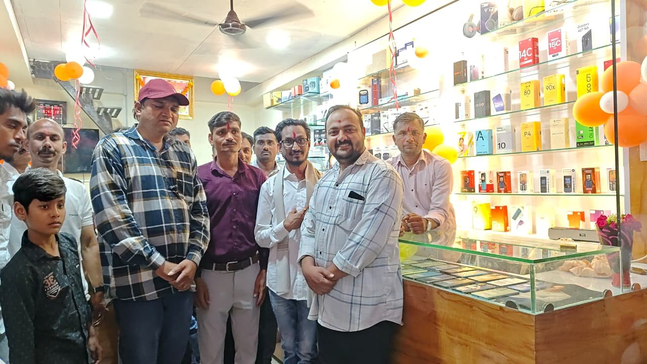 पुज्य बालकनाथ महाराजांच्या हस्ते ‘श्रीनाथ मोबाईल’चा भव्य शुभारंभ; व्यापारी व नागरिकांची उत्स्फूर्त उपस्थिती