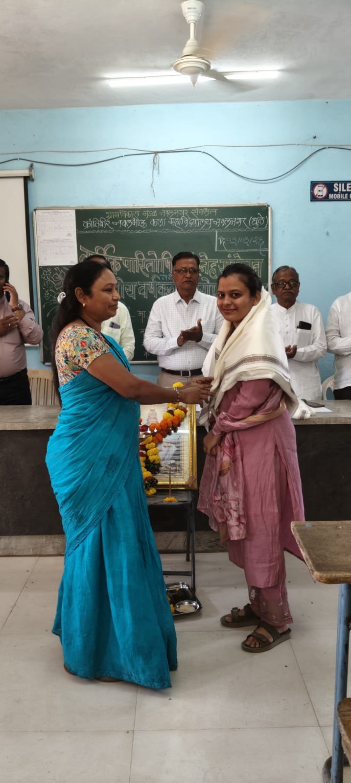 सामान्य कुटुंबातील वैष्णवी सूर्यवंशीची गगनभरारी; सरळ सेवा परीक्षेत कृषी अभिलेखा अधिकारी पदावर निवड   क्रांतिवीर नवलभाऊ कला महाविद्यालयात गुणवंत विद्यार्थिनीचा सत्कार; विद्यार्थ्यांना दिला यशाचा मंत्र