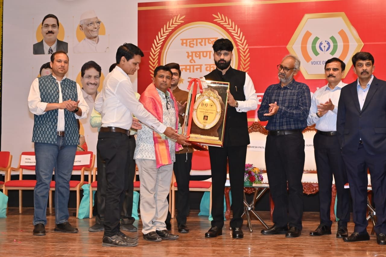 सकारात्मक पत्रकारितेचा गौरव : पत्रकार ईश्वर महाजन यांना “पॉझिटिव्ह जर्नालिझम अवॉर्ड 2025”   मुंबईतील वाय.बी. चव्हाण सेंटर येथे मान्यवरांच्या हस्ते सन्मान; दोन दशकांच्या प्रामाणिक पत्रकारितेची दखल