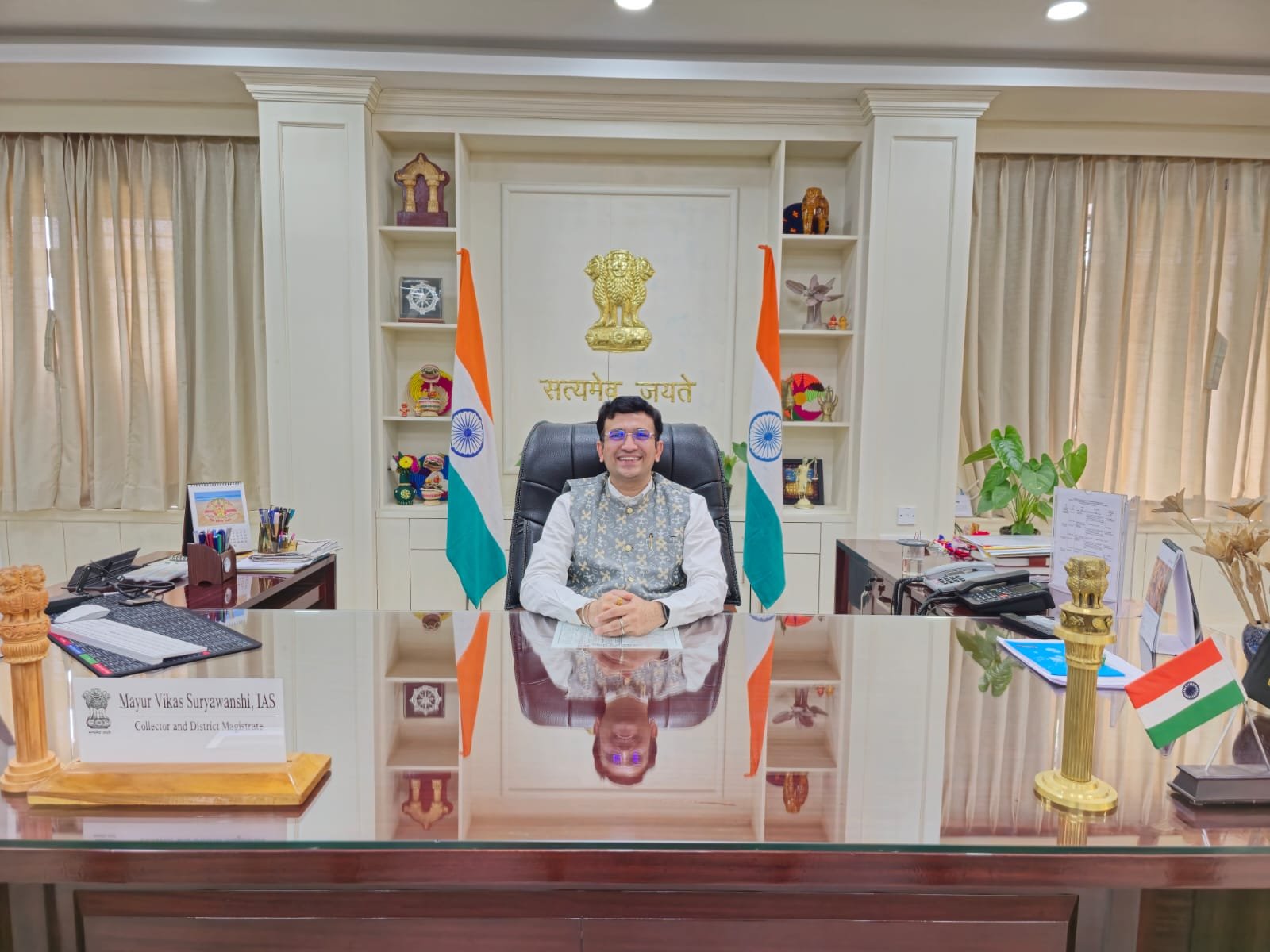 दुःखात धावून आलेले प्रशासन… बालासोरचे जिल्हाधिकारी मयूर सूर्यवंशी ठरले मदतीचा आधार,  ओडिशातील भीषण अपघातात मृत झालेल्या बारामतीच्या महिला यात्रेकरूचे पार्थिव एयर अँम्बुलन्सने महाराष्ट्रात; धुळे जिल्ह्याच्या सुपुत्राची संवेदनशील मदत