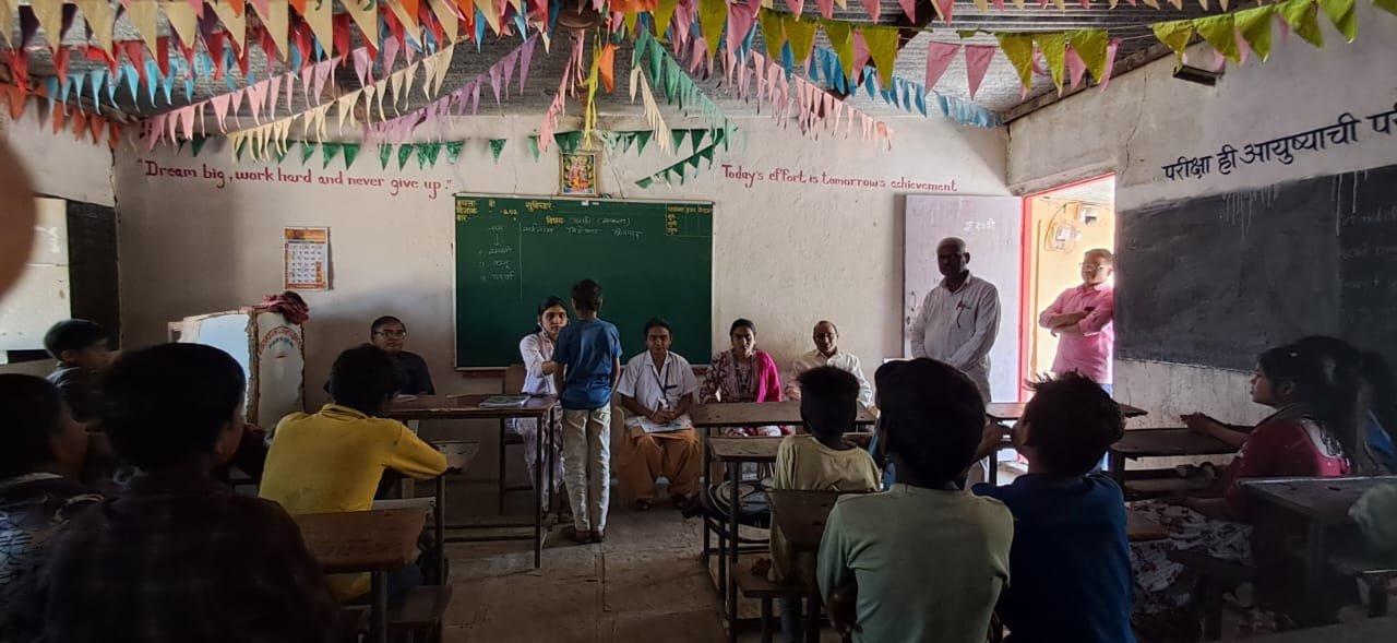 कै. बळीरामदादा विद्यालयात विद्यार्थ्यांची फेर आरोग्य तपासणी राष्ट्रीय बाल स्वास्थ कार्यक्रमांतर्गत उपक्रम; डॉक्टरांकडून आरोग्य व स्वच्छतेबाबत मार्गदर्शन