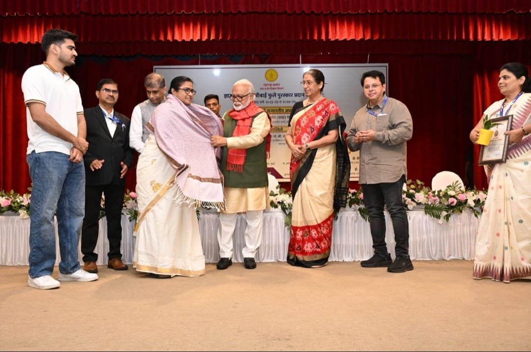राज्यस्तरीय ज्ञानज्योती* *सावित्रीबाई फुले पुरस्कार* *वितरण सोहळा*  *जळगाव जिल्ह्यातून निवेदिता ताठे पुरस्काराने सन्मानित*