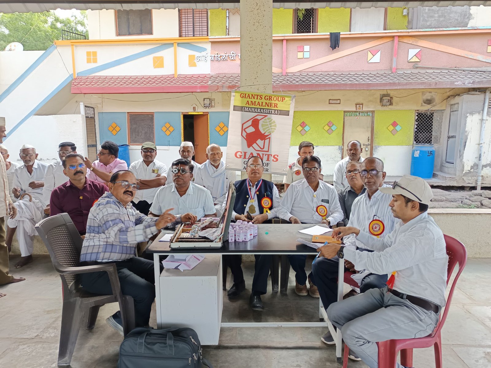 लोंढवे येथे जायन्ट्स ग्रुपकडून मोफत नेत्र तपासणी व मोतिबिंदू शस्त्रक्रिया शिबीर यशस्वी,  १७१ रुग्णांची तपासणी; २४ रुग्णांना मोफत शस्त्रक्रियेसाठी नंदुरबारला पाठविणार