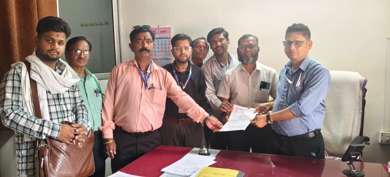 महाराष्ट्रातील वृत्तपत्र वाचवण्यासाठी ‘व्हॉईस ऑफ मीडिया’ची सरकारला विनंती  ,  जाहिरात दरात दीडशे टक्के वाढीसह विविध मागण्यांवर निर्णयाची मागणी ,   दोन दिवसात निर्णय नाही घेतला तर, राज्यात आंदोलन अजून तीव्र करणार 