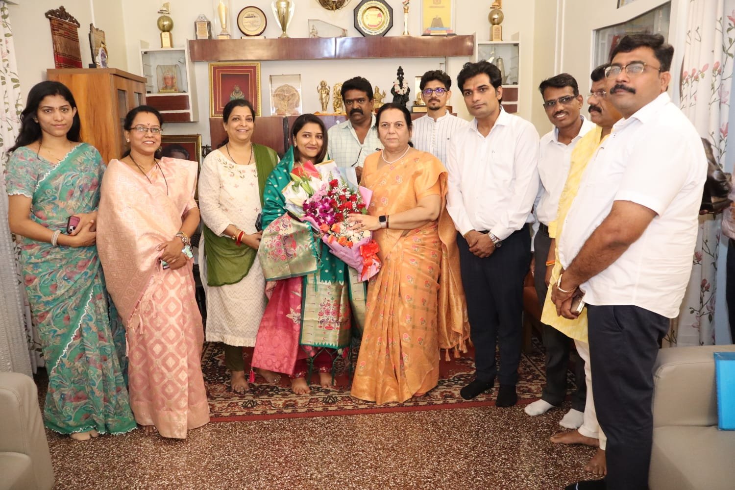 आसावरी संतोष जगदाळे यांनी घेतली उपसभापती डॉ. नीलम गोऱ्हे यांची भेट*  *शिवसेना कार्यकर्त्यांच्या उपस्थितीत आसावरी जगदाळे यांचा डॉ. गोऱ्हे यांच्या हस्ते सत्कार*