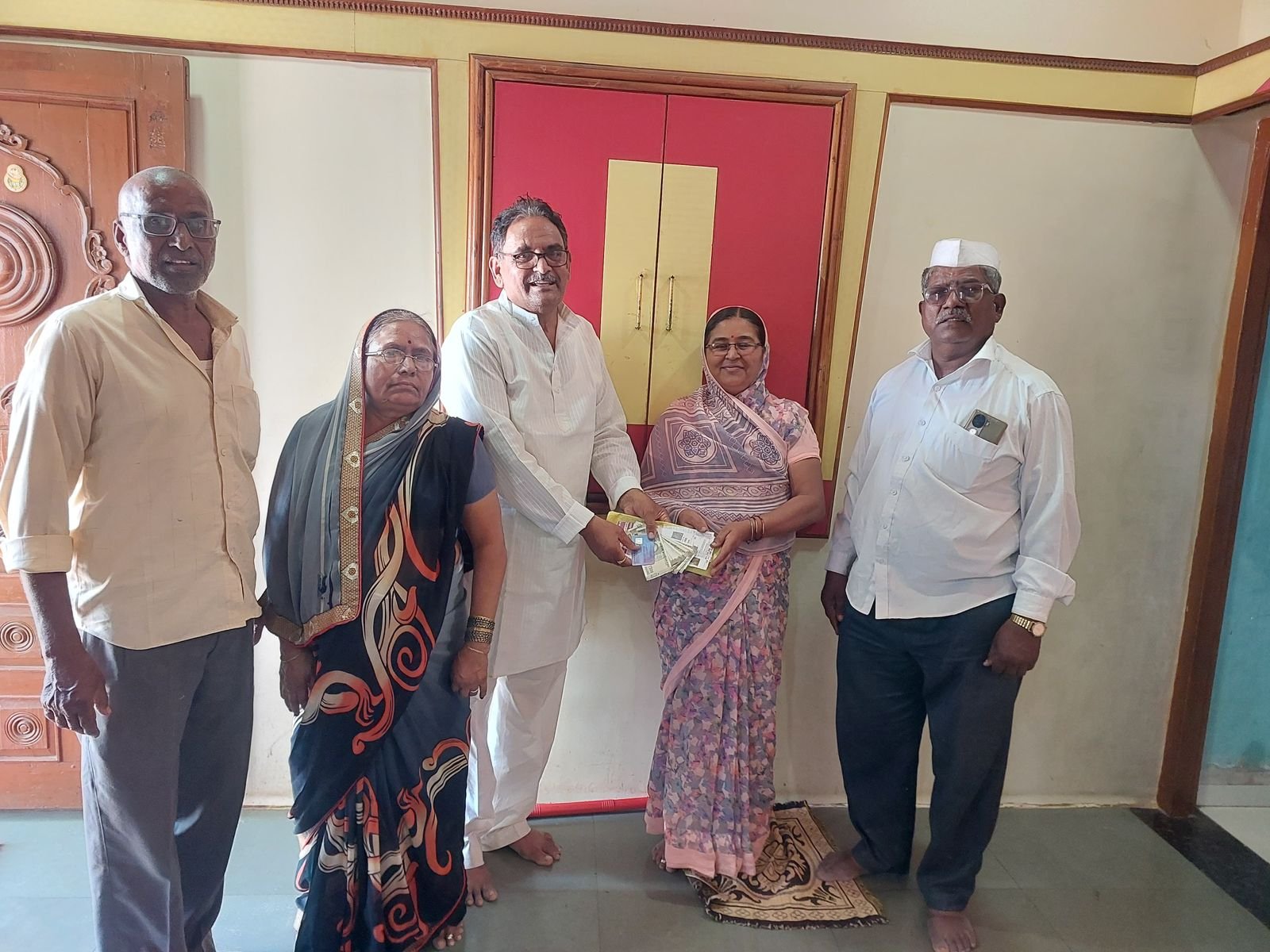 प्रामाणिकतेचा आदर्श: बस प्रवासात हरवलेले ₹10 हजार सुरक्षित परत