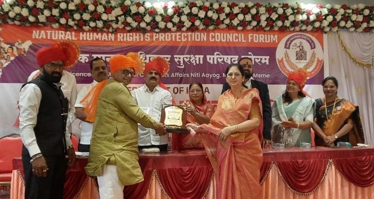 समाजभूषण पुरस्काराने डॉ. दादासाहेब संजय सोनवणे यांचा गौरव  शैक्षणिक, सामाजिक व राजकीय क्षेत्रातील उल्लेखनीय कार्याची राज्यस्तरावर दखल