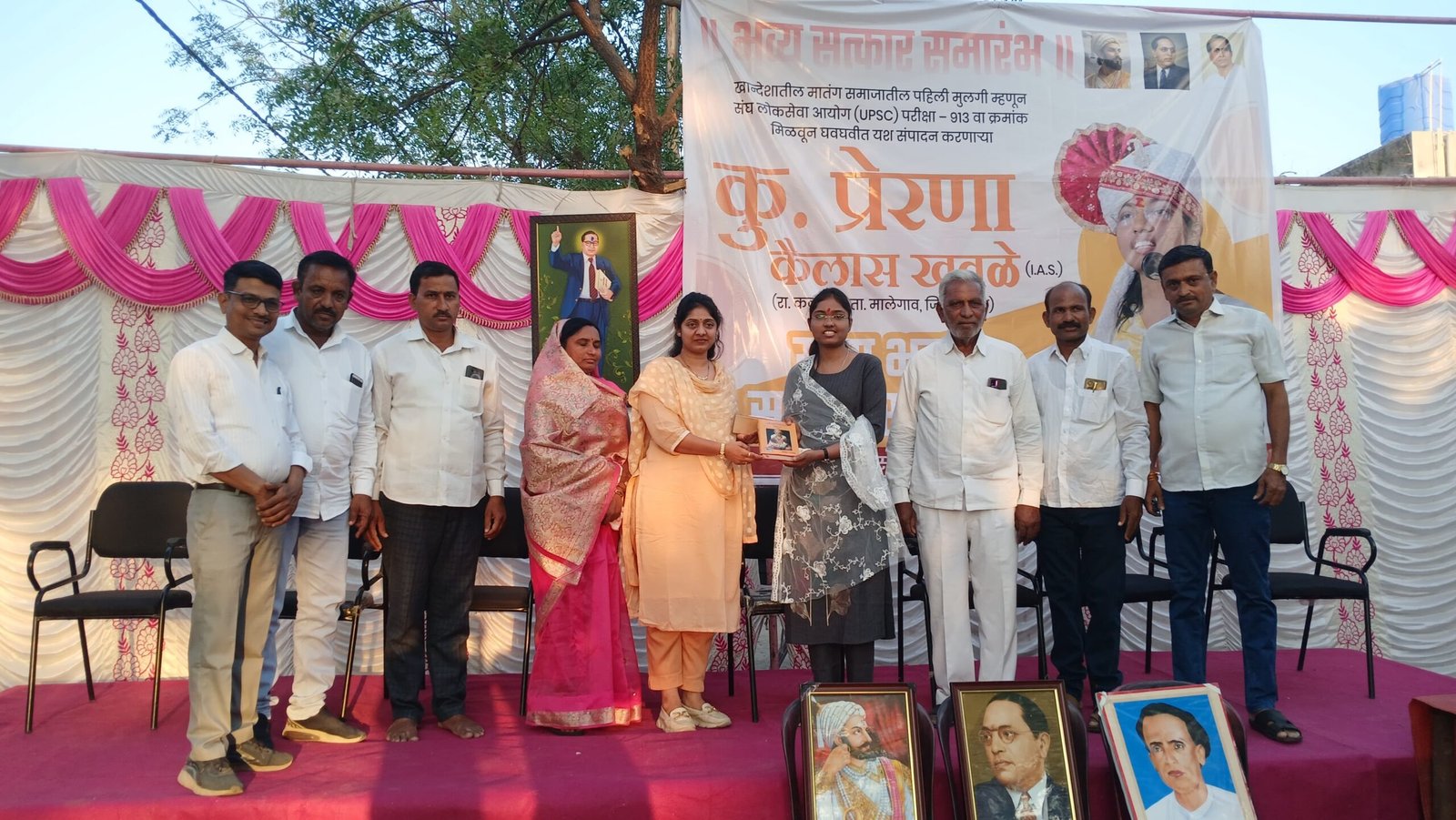 खान्देशची कन्या प्रेरणा खवळे यांचा लोणचारममध्ये भव्य सत्कार; यूपीएससी यशाने गावाचा उंचावला मान!”