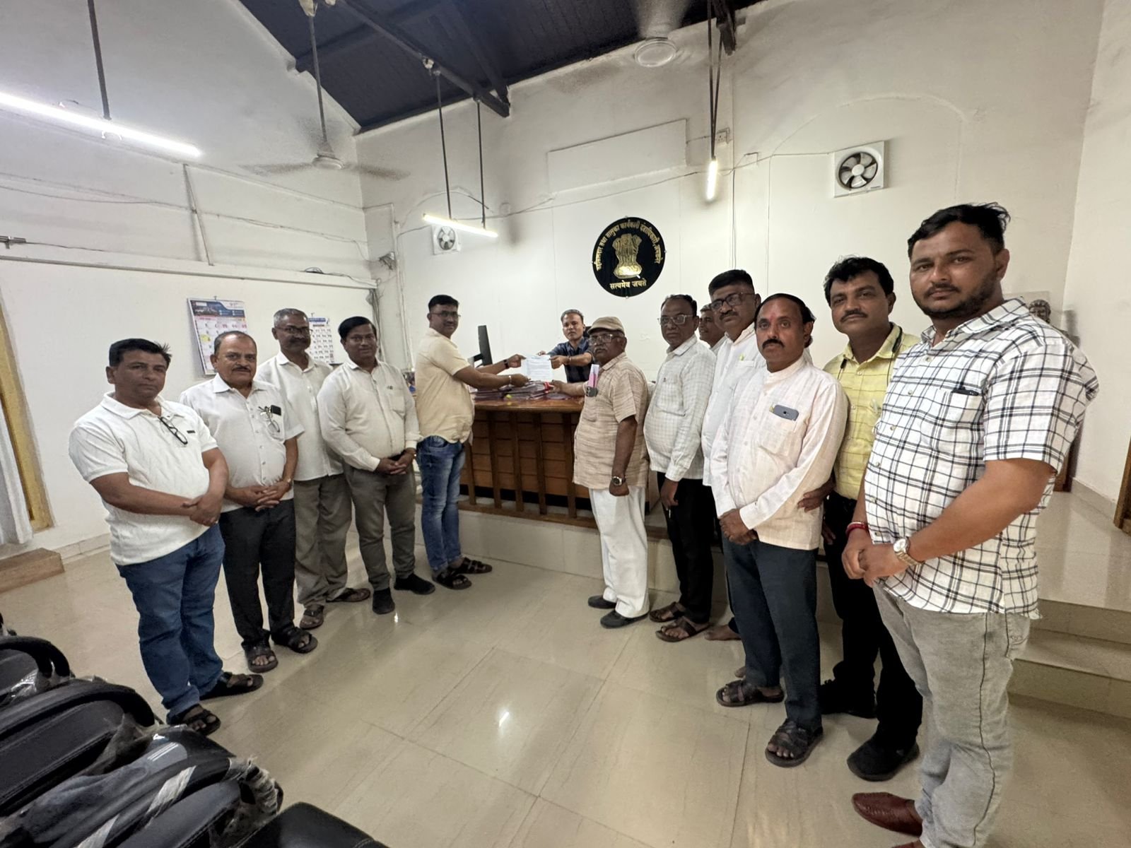 वृत्तपत्रांना 150% दरवाढीसाठी व्हॉईस ऑफ मीडियाचे निवेदन; अमळनेर तहसीलदारांना सादर