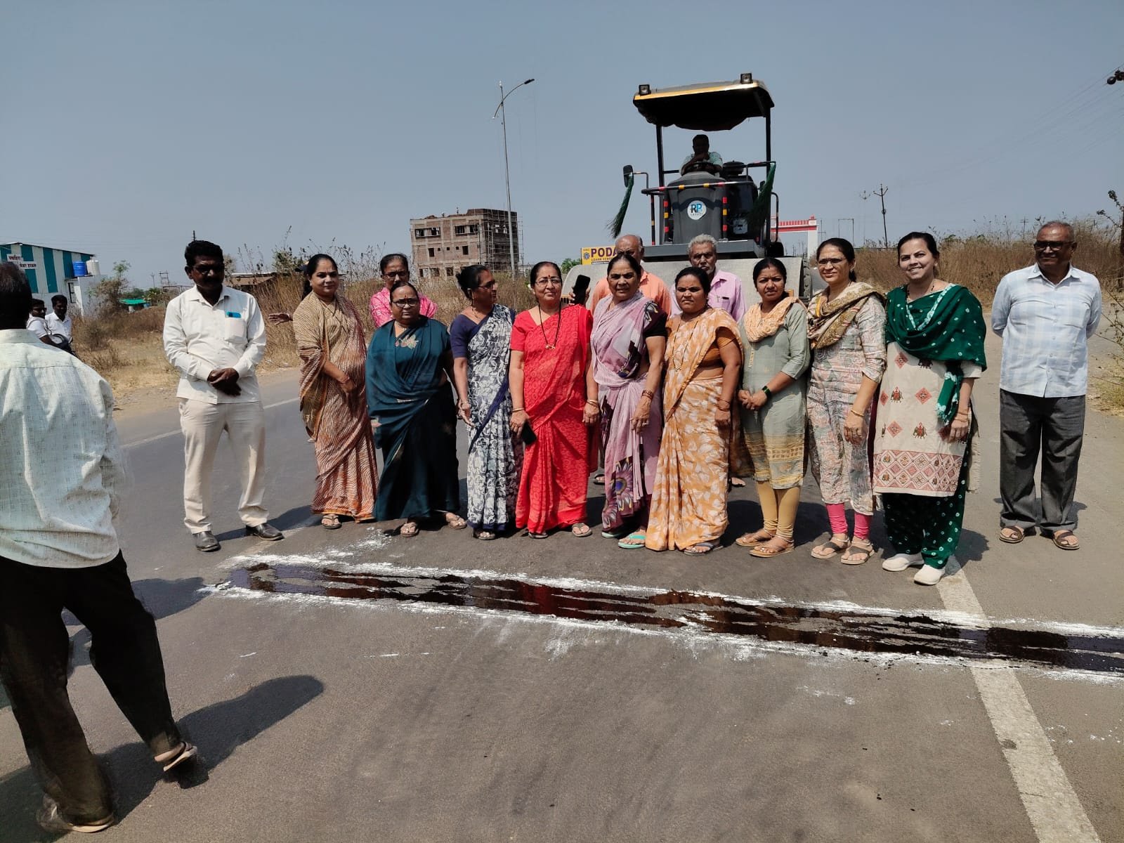 दाजीबा नगर महिला आंदोलनाला यश; आमदार अनिल पाटील यांनी स्व खर्चा ने स्पीड ब्रेकर काम करून दिले  अपघातग्रस्त परिसरातील नागरिकांना दिलासा; महिलांच्या पाठपुराव्यानंतर कामास तत्काळ सुरवात