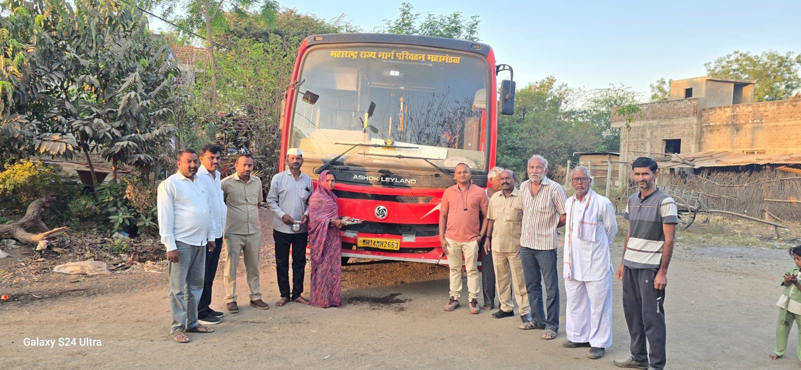 वडिलांची अपूर्ण इच्छा मुलाने समाजसेवेतून पूर्ण केली; ४५ महिलांना सप्तशृंगी दर्शन  , अमळनेर तालुक्यातील गंगापुरी येथील शिक्षक पत्रकार महेंद्र रामोसे यांचा प्रेरणादायी उपक्रम