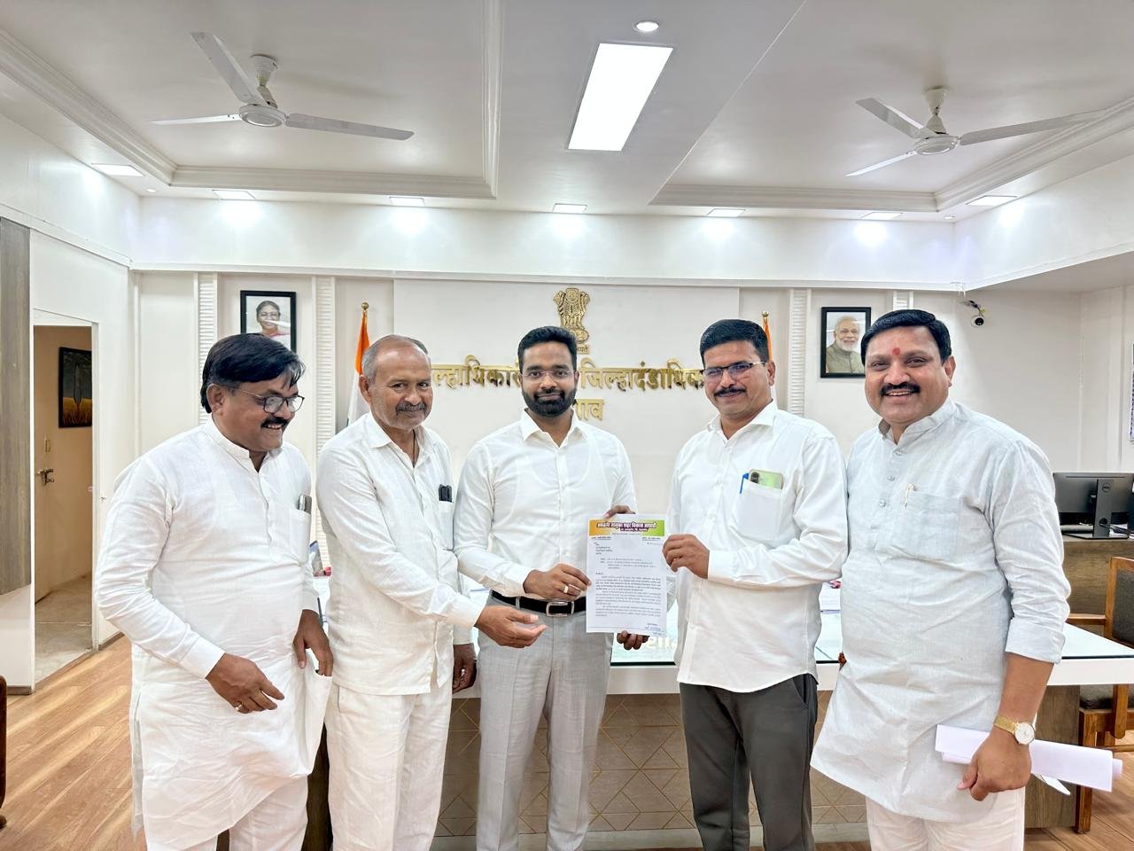 नगर परिषदेत सभा नाहीत; अमळनेरकरांच्या प्रश्नांकडे दुर्लक्ष? जिल्हाधिकाऱ्यांकडे निवेदन सादर , जन्मोत्सव नियोजनासह शहर विकासकामे रखडली; नगरसेवकांचा सत्ताधाऱ्यांवर गंभीर आरोप