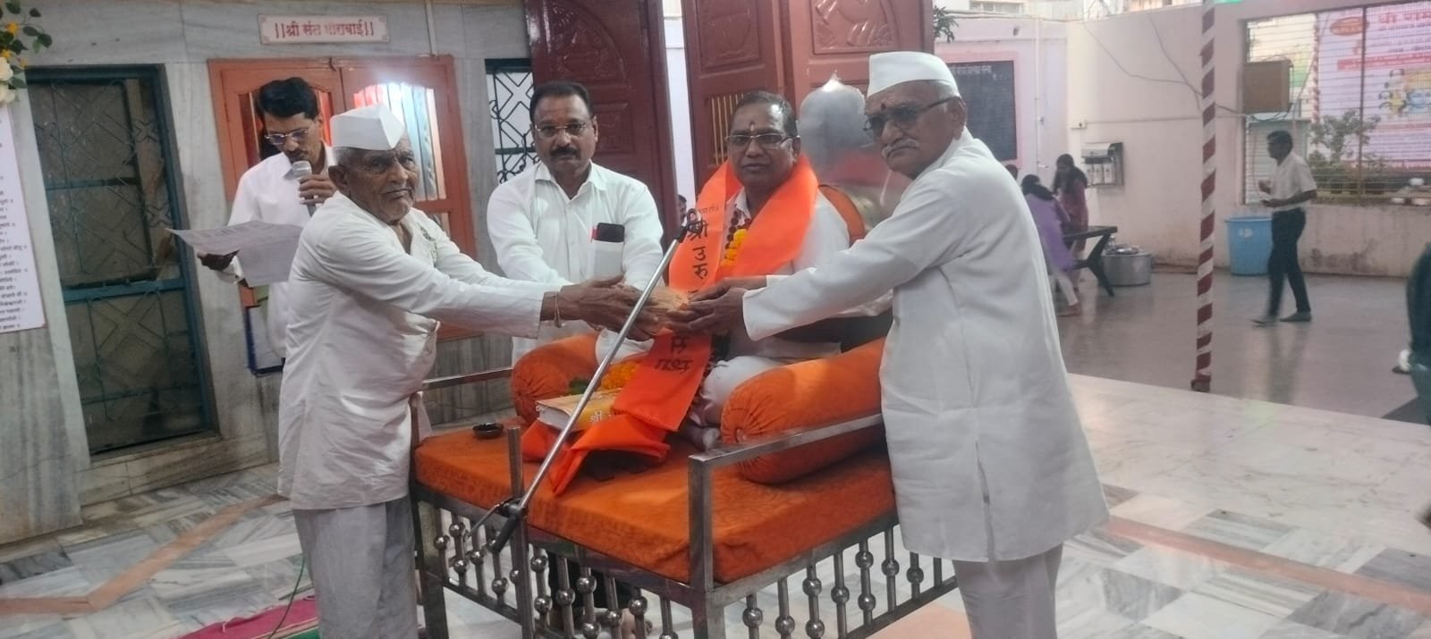 गीतेतील तत्त्वज्ञानानुसार जीवन जगावे.. ज्येष्ठ समाजसेवक, प्रवचनकार डॉ.रवींद्र भोळे