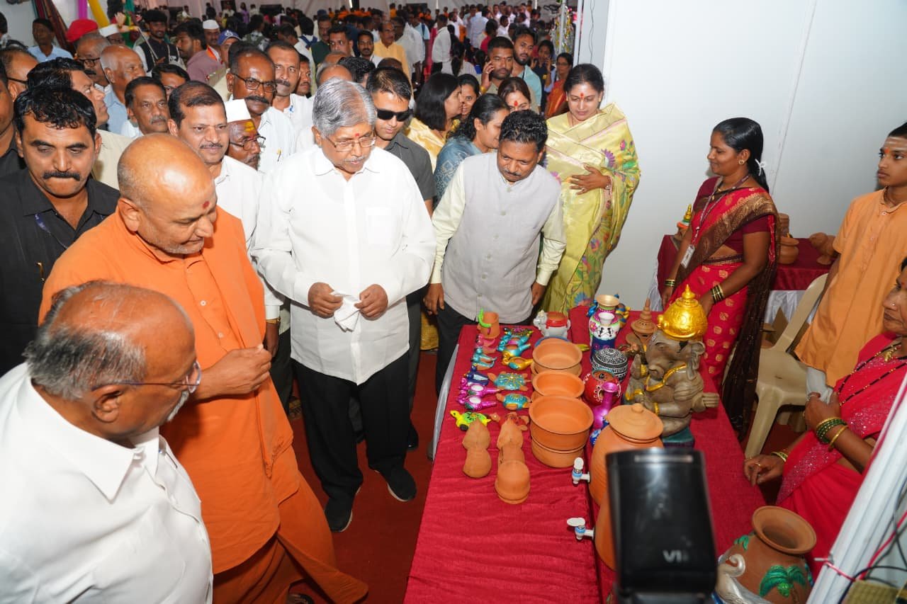 सिद्धगिरीचा कारागीर महाकुंभ हजारो महिलांच्या हाताना रोजगार देणारा ठरेल : मा.ना.चंद्रकांत दादा पाटील* *देशभरातील कारागिरांचा महाकुंभ पाच दिवस चालणार*