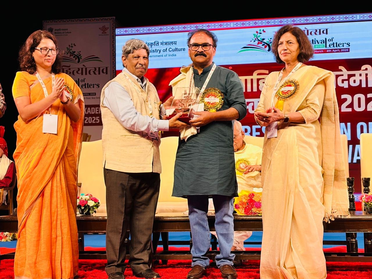 मराठी भाषेसाठी राजू बाविस्कर यांना* *साहित्य अकादमीचा पुरस्कार प्रदान*