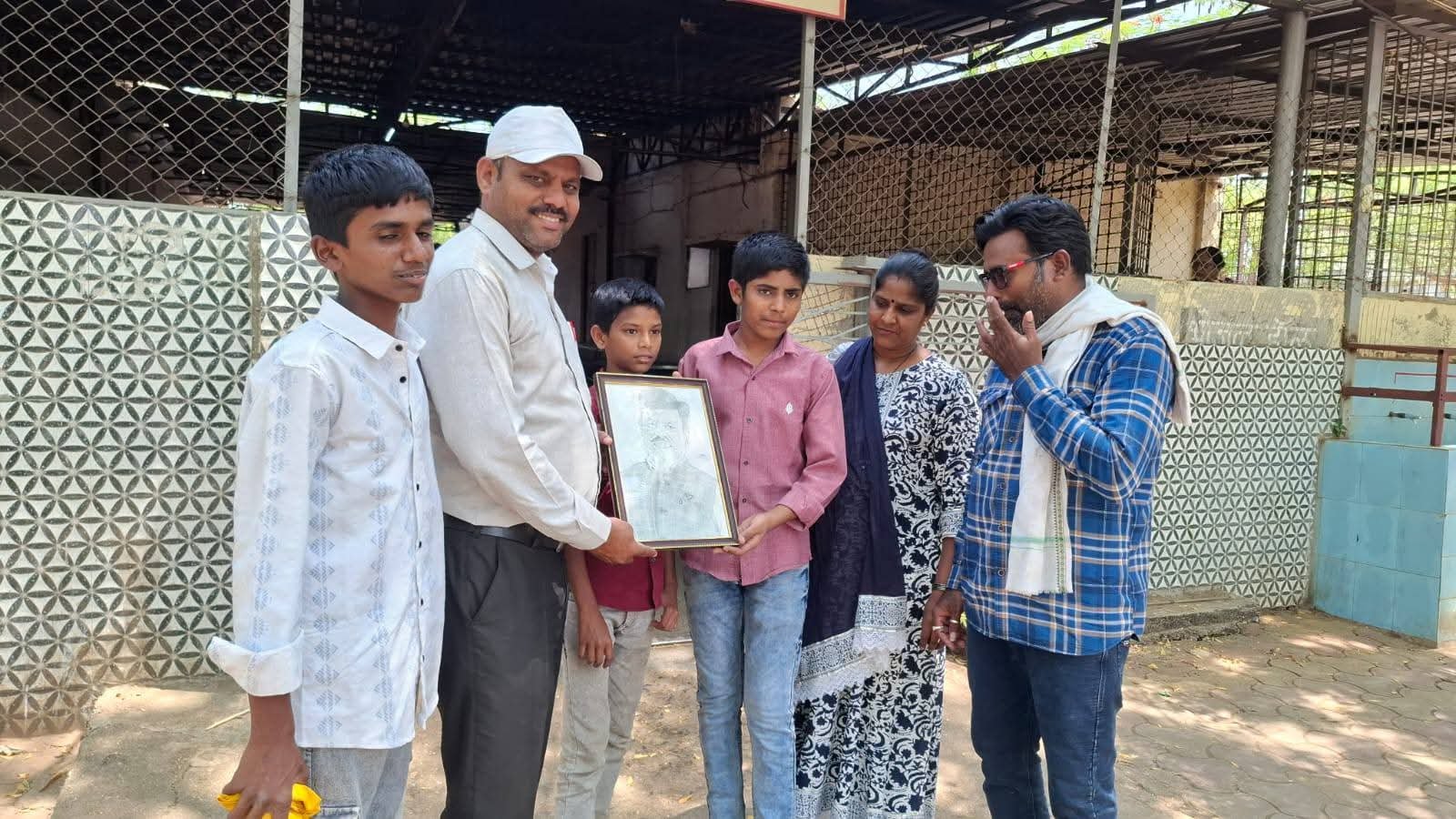 व्हॉट्सअ‍ॅप डीपीपासून सुंदर स्केचपर्यंत; विद्यार्थिनीच्या कलेने शिक्षकांना दिला भावनिक सन्मान!