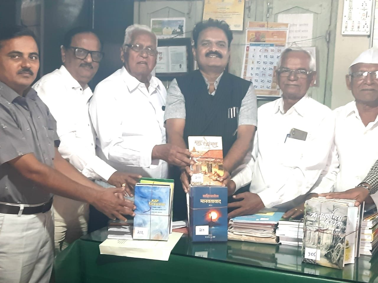 ज्ञानदीप प्रज्वलित करणारे ग्रंथदान; डॉ. म.सु. पगारे यांचा मानवतावादी उपक्रम  , बहाळच्या साने गुरुजी वाचनालयाला ८६ हजारांच्या ३८१ पुस्तकांची बहुमोल भेट