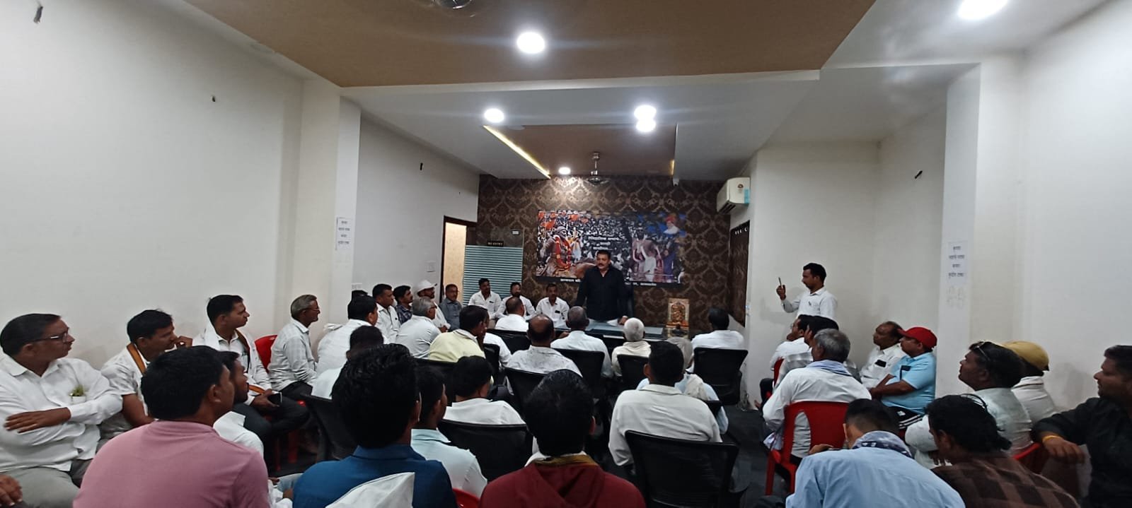 आगामी जिल्हा परिषद व पंचायत समिती निवडणुका स्वबळावर लढविण्यासाठी सर्वांनी कामाला लागावे,  अमळनेर तालुका शिवसेना बैठकीत मा.आ.शिरीषदादा चौधरी यांचे आवाहन.