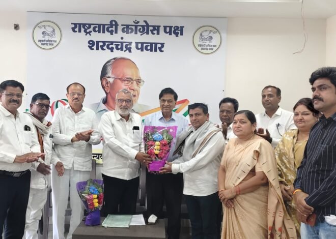 निर्भीड पत्रकारितेला मानाचा मुजरा! ईश्वर महाजन यांचा जंगी सत्कार ,  ‘पॉझिटिव्ह जर्नालिझम अवार्ड 2025’ने गौरव; अमळनेरमध्ये विविध संघटनांकडून अभिनंदनाचा वर्षाव