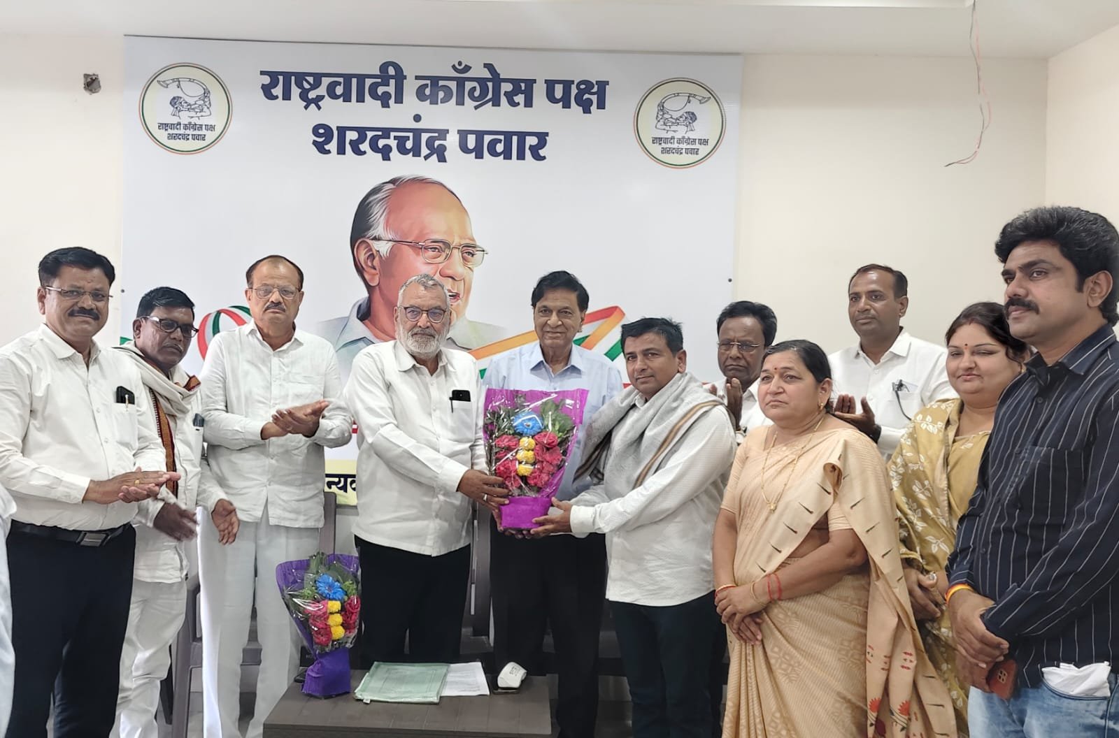 निर्भीड पत्रकारितेला मानाचा मुजरा! ईश्वर महाजन यांचा जंगी सत्कार ,  ‘पॉझिटिव्ह जर्नालिझम अवार्ड 2025’ने गौरव; अमळनेरमध्ये विविध संघटनांकडून अभिनंदनाचा वर्षाव