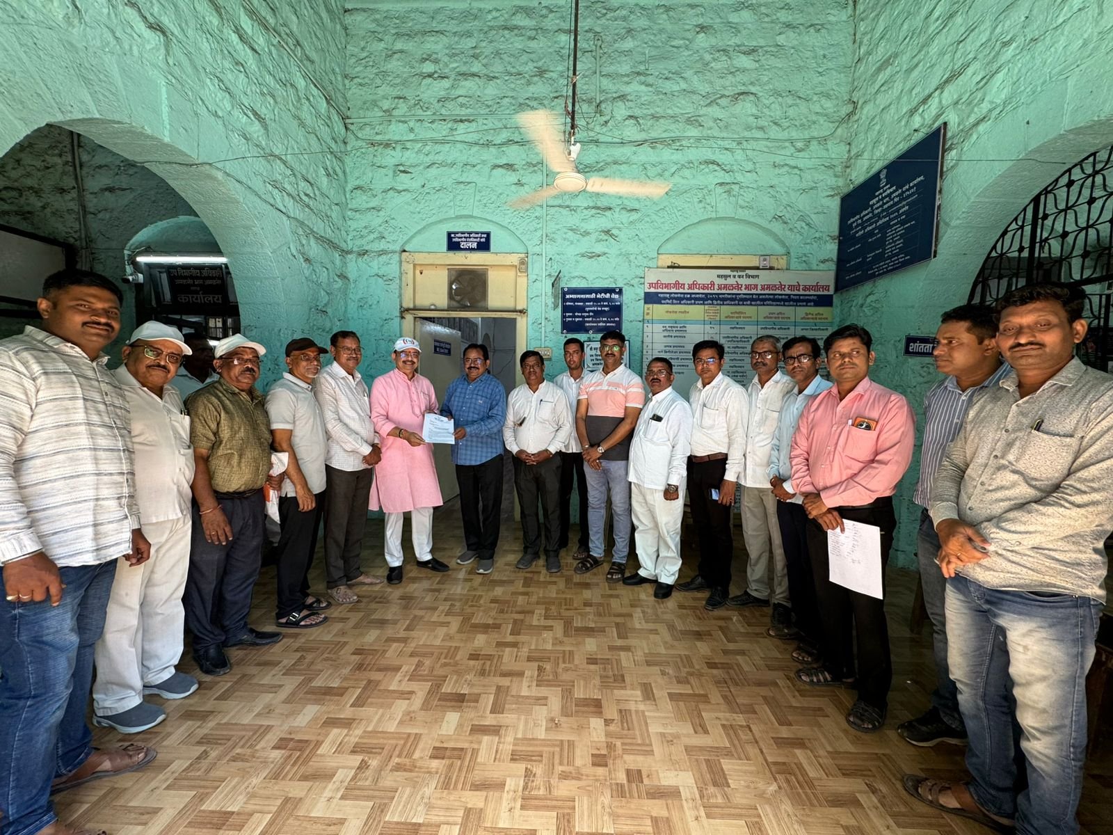 पत्रकार सुरक्षेचा प्रश्न ऐरणीवर हल्ले, खोटे गुन्हे, धमक्या वाढल्या; संरक्षण कायद्याच्या कडक अंमलबजावणीची मागणी , अमळनेरला व्हाईस आँफ मीडियाचे उपविभागीय अधिकारी यांना निवेदन