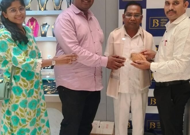 ज्योतीचंद भाईचंद ज्वेलर्स यांचे वतीने ज्येष्ठ समाजसेवक डॉ. रवींद्र भोळे सन्मानित