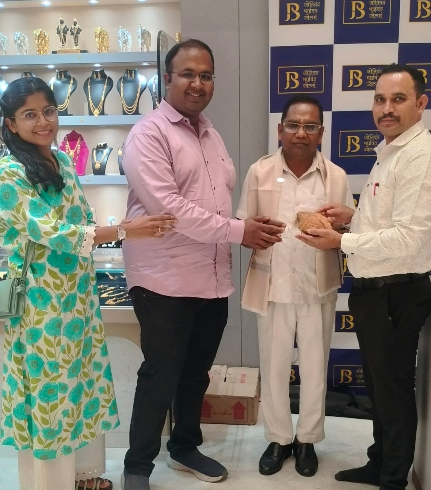 ज्योतीचंद भाईचंद ज्वेलर्स यांचे वतीने ज्येष्ठ समाजसेवक डॉ. रवींद्र भोळे सन्मानित