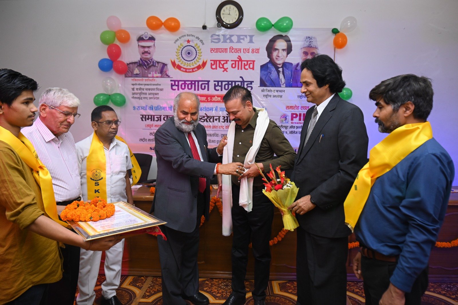 ज्येष्ठ समाजसेवक, प्रवचनकार, डॉ.रवींद्र भोळे यांना राष्ट्र गौरव पुरस्कार प्रदान ,