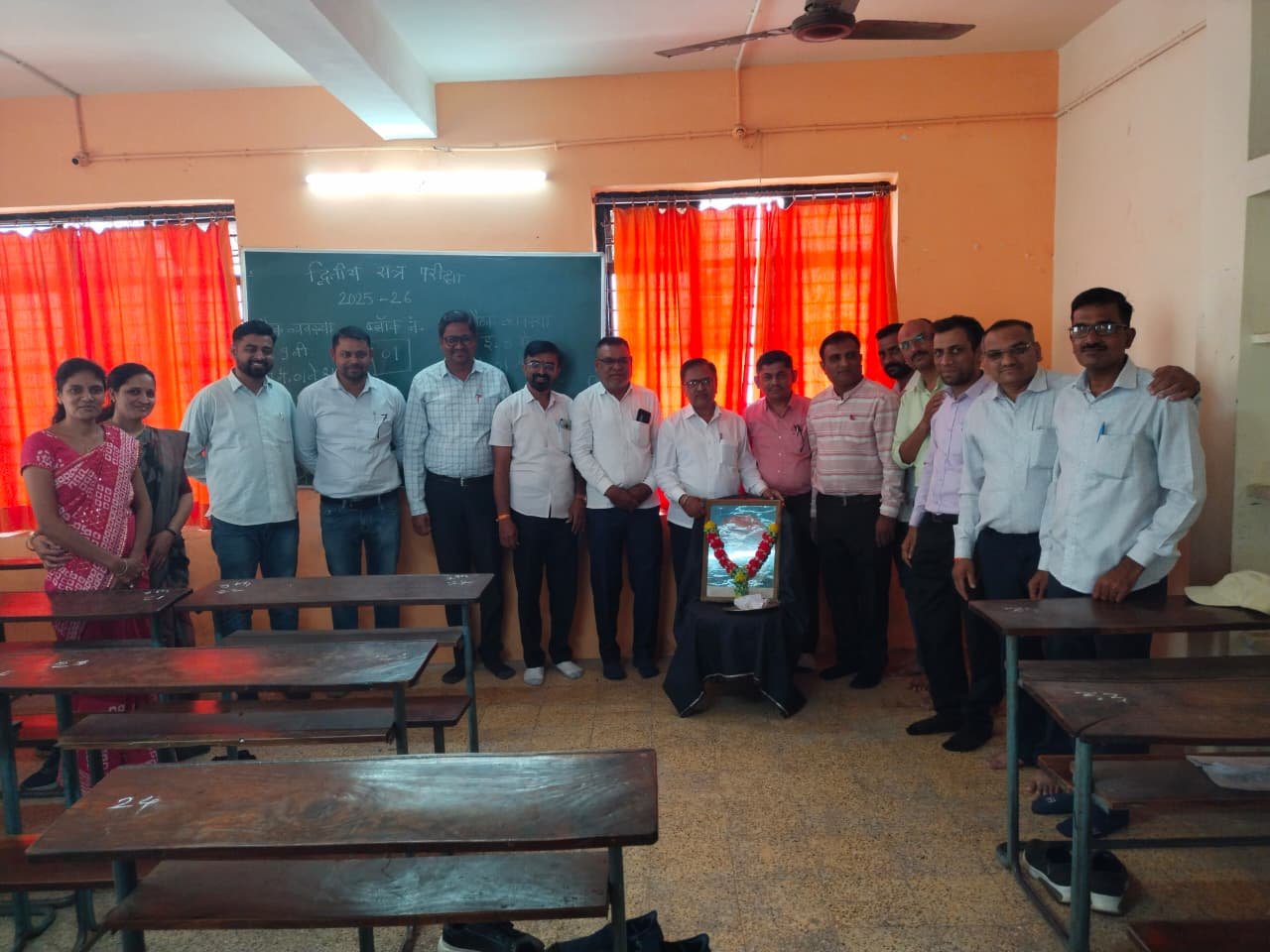 सावित्रीबाई फुले विद्यालयात महात्मा फुले जयंती उत्साहात साजरी   मान्यवरांच्या हस्ते प्रतिमापूजन; शिक्षकांच्या उपस्थितीत कार्यक्रम संपन्न