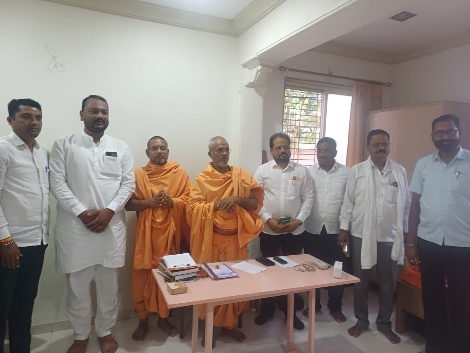 अमळनेरच्या विकासासाठी नगराध्यक्षांचा स्वामीनारायण चरणी नतमस्तक संकल्प