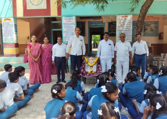 सार्वजनिक विद्यालयात थोर समाजसुधारक महात्मा फुले यांना जयंतीनिमित्त विनम्र अभिवादन*