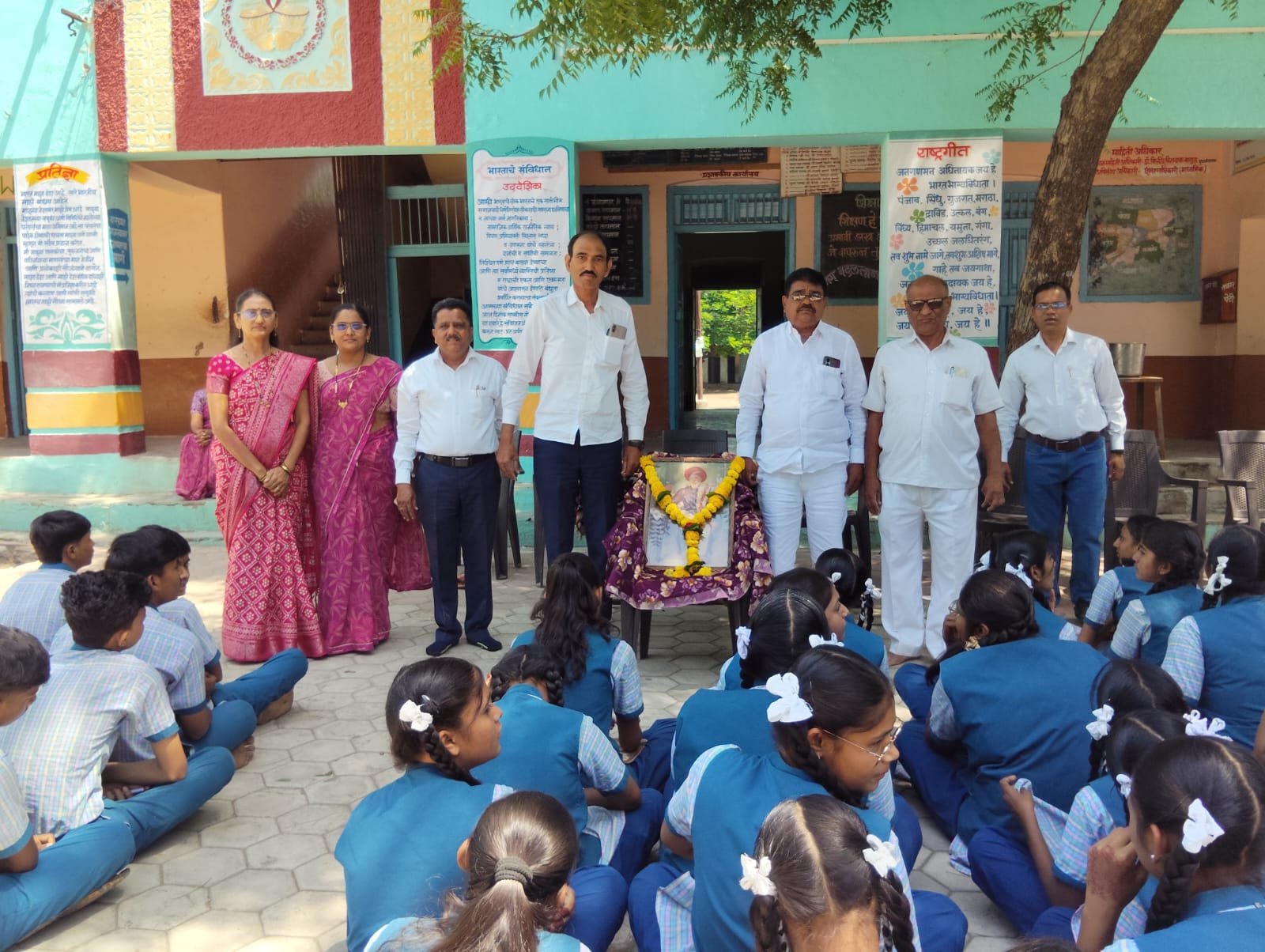 सार्वजनिक विद्यालयात थोर समाजसुधारक महात्मा फुले यांना जयंतीनिमित्त विनम्र अभिवादन*