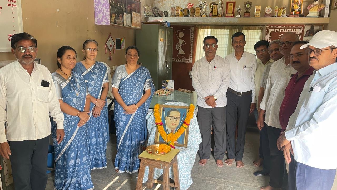 साने गुरुजी कन्या हायस्कूलमध्ये . डॉ. बाबासाहेब आंबेडकर महामानवास अभिवादन .