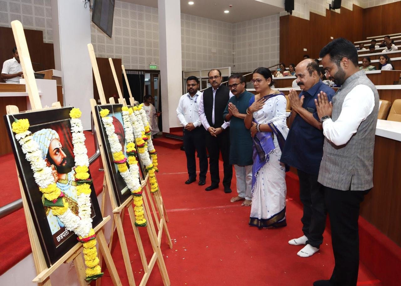 संविधानाचा मार्ग स्वीकारून सामाजिक समता साध्य करावी – जिल्हाधिकारी रोहन घुगे* , *समता सप्ताहात अभिवादन व स्वाभिमान मेळावा उत्साहात संपन्न*