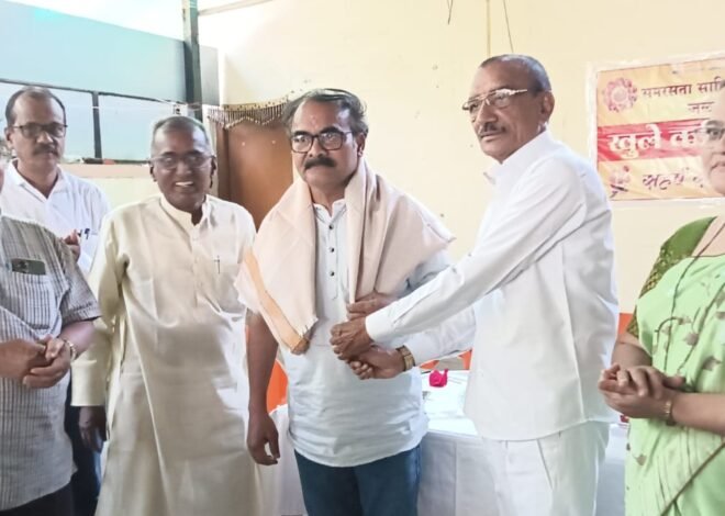 साहित्य अकादमी पुरस्कार विजेते साहित्यिक चित्रकार श्री राजू बाविस्कर यांचा जळगांव ला समरसता साहित्य परिषदेच्या “काव्यजागर” संमेलनात सत्कार