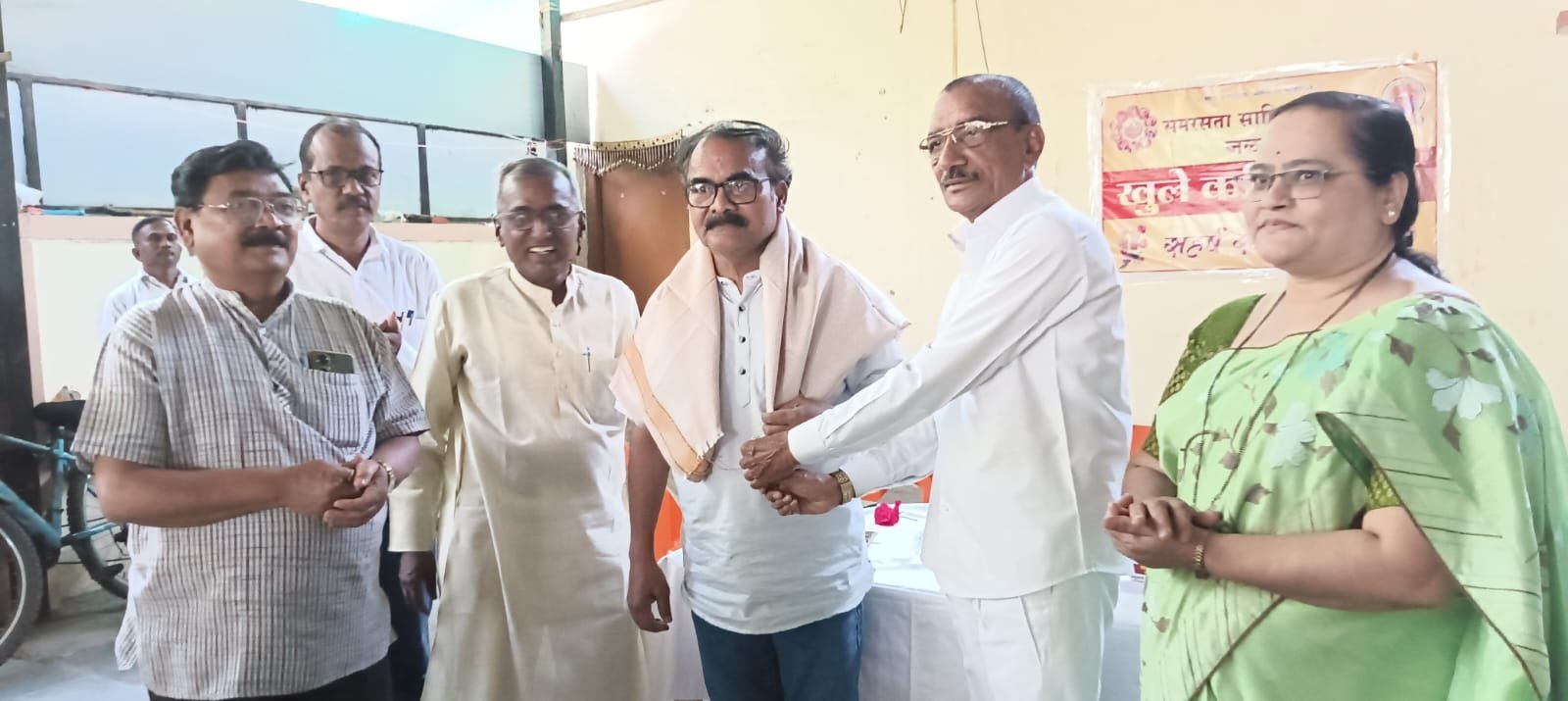 साहित्य अकादमी पुरस्कार विजेते साहित्यिक चित्रकार श्री राजू बाविस्कर यांचा जळगांव ला समरसता साहित्य परिषदेच्या “काव्यजागर” संमेलनात सत्कार