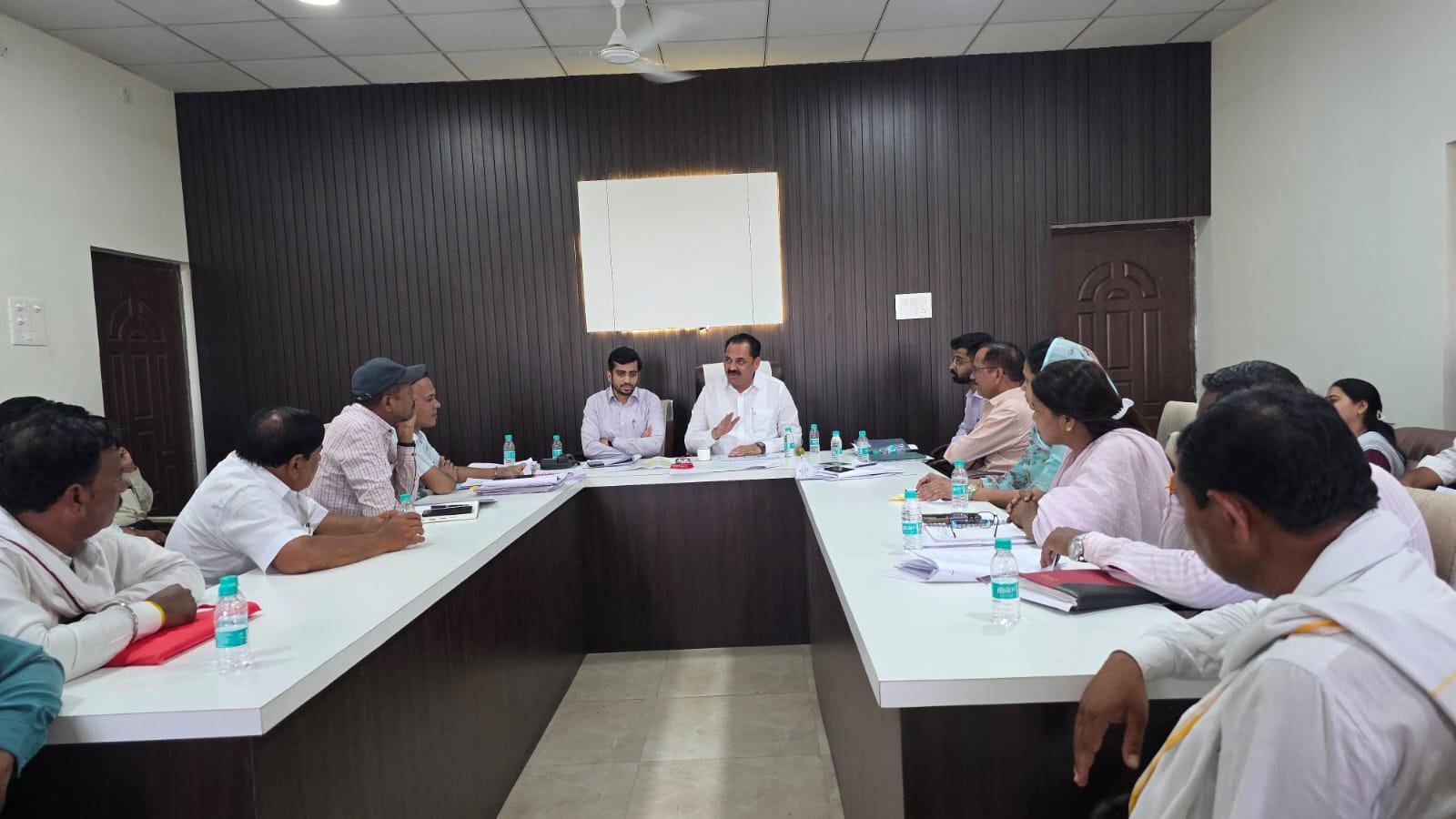 आमदार अनिल पाटील यांनी घेतला शेत पानंद रस्त्यांच्या कामांचा सखोल आढावा  टँकर मागणीच्या प्रस्तावांना चारच मंजुरी द्या-आमदारांचे आढावा बैठकीत निर्देश