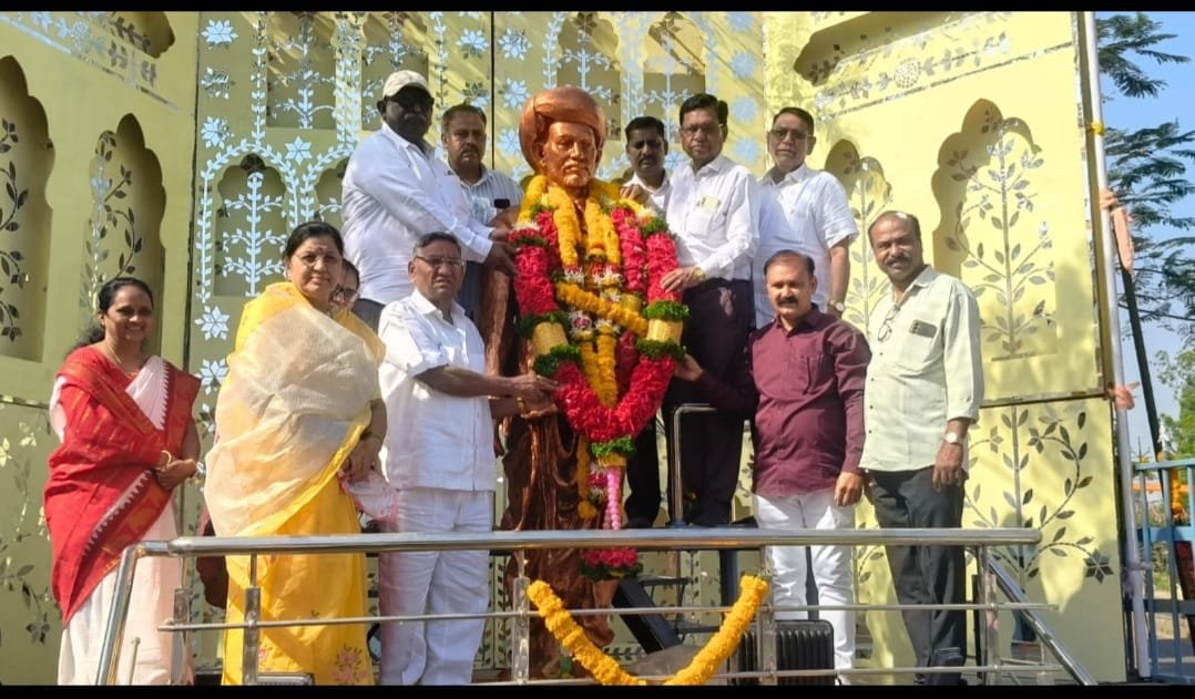 महात्मा फुले द्विशताब्दी वर्षानिमित्त धुळ्यात अभिनव उपक्रम; दररोज पुतळ्यास माल्यार्पण करून अभिवादन