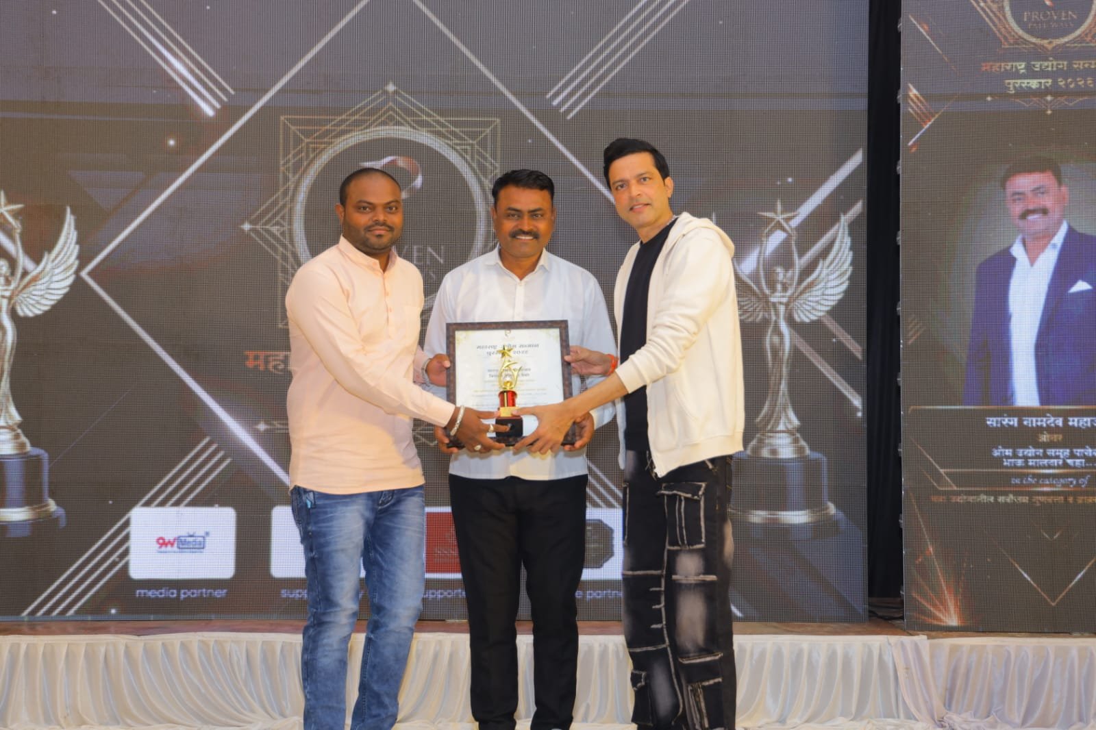 “भाऊ मालदार चहा”ची यशोगाथा – सारंग महाजन व विशाल देवरे यांना राज्यस्तरीय सन्मान