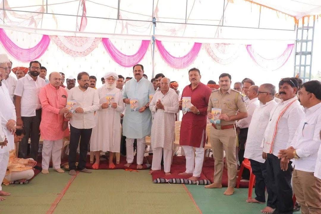 अक्षय तृतीयेच्या शुभमुहूर्तावर ‘चोवीस नामांचा महिमा’ पुस्तिकेचे भव्य प्रकाशन , संत नामदेवांच्या अभंगरचनेचा प्रथमच ग्रंथरूप अविष्कार; प्रा. डॉ. प्रभाकर जोशी यांचे संपादन