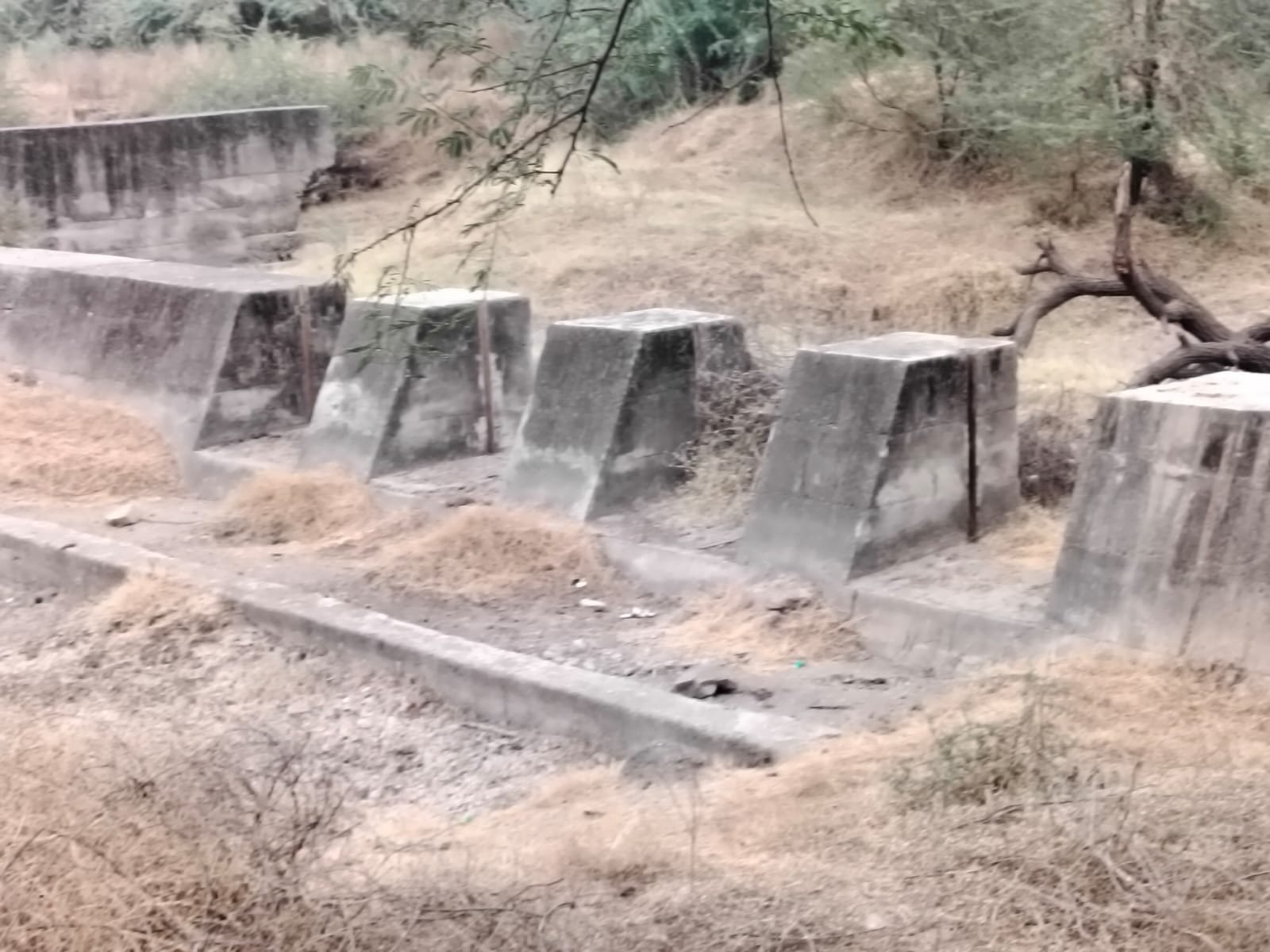 खवशी येथील नाल्यावरील बंधारा मोजतोय अखेरची घटका  