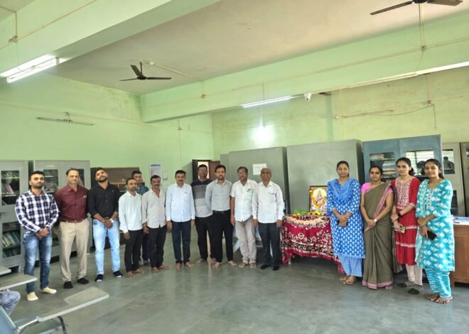 जागतिक पुस्तक दिनी अमळनेर फार्मसी कॉलेजमध्ये वाचनाचा जागर