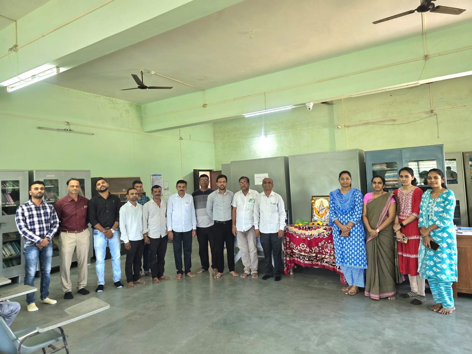 जागतिक पुस्तक दिनी अमळनेर फार्मसी कॉलेजमध्ये वाचनाचा जागर